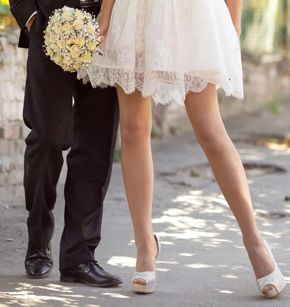 Ноги молодоженов в день свадьбы — стоковое фото