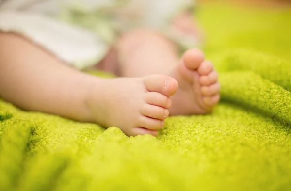 Les pieds de l'enfant se rapprochent — Photo