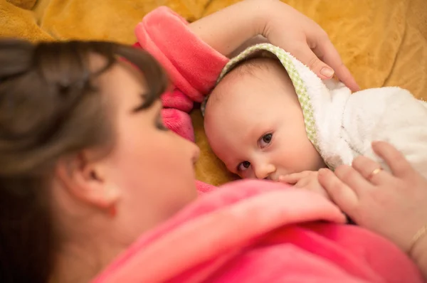 Annesi ve erkek genç bebek — Stok fotoğraf