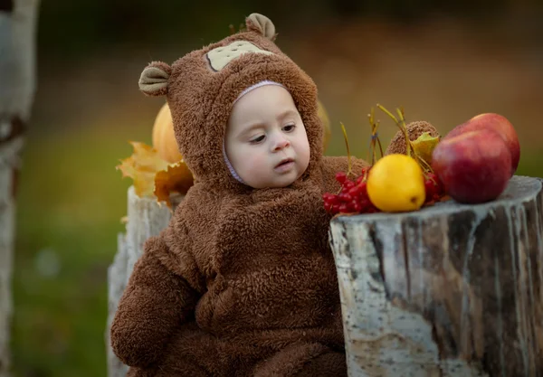 Bambina in tuta di orso nel parco — Foto Stock