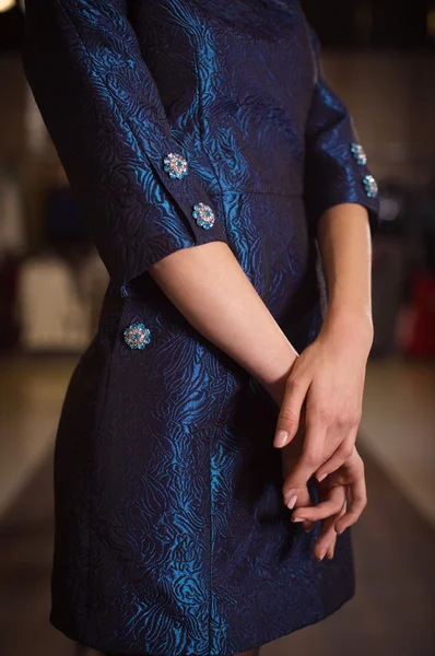 Vrouw handen in modieuze kleding — Stockfoto