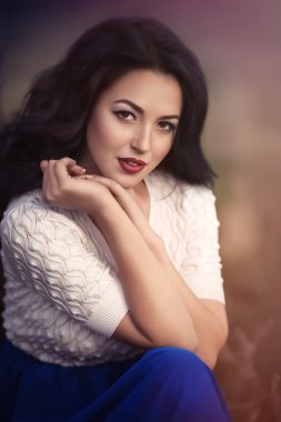 sonbahar bahçe içinde güzel bir kız