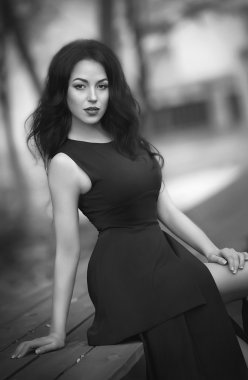 çelenk içinde güzel bir kadın