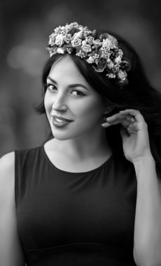 çelenk içinde güzel bir kadın