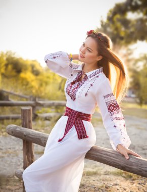Ulusal giysili Ukraynalı kız