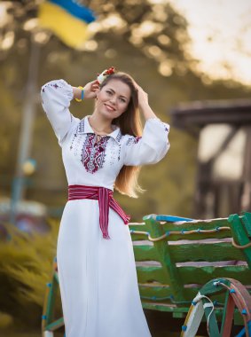 Ulusal giysili Ukraynalı kız