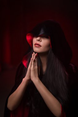 Siyah pelerin ile güzel kadın