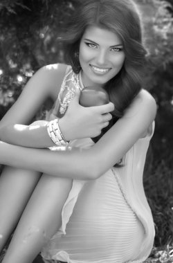 Bahar bahçesindeki kadın