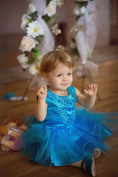 Menina bebê em um terno azul — Fotografia de Stock