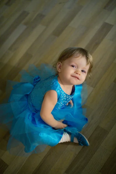 Baby flicka i blå kostym — Stockfoto