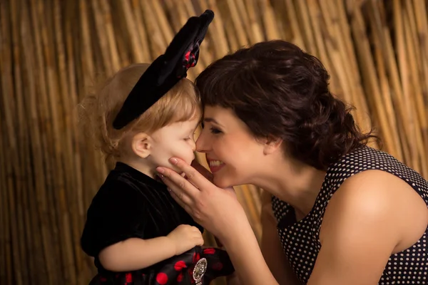 Moeder en haar dochtertje — Stockfoto