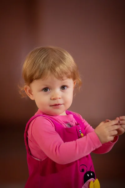 Klein meisje in roze jurk — Stockfoto