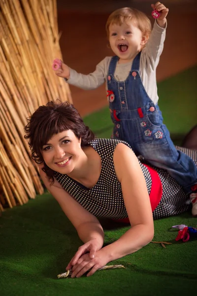 Moeder en haar dochtertje — Stockfoto