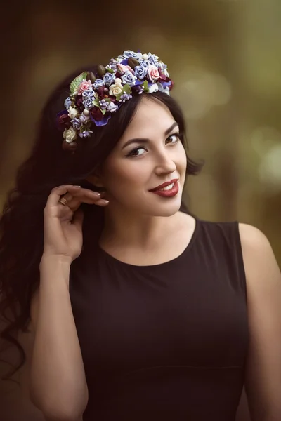 Hermosa mujer en corona — Foto de Stock