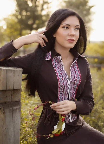 Ukrainisches Mädchen in Nationalkleidung — Stockfoto