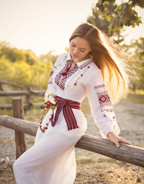 Fata ucraineană în haine naționale — Fotografie, imagine de stoc