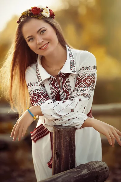 Menina ucraniana em roupas nacionais — Fotografia de Stock