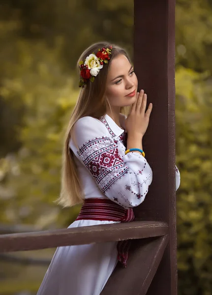 Chica ucraniana en ropa nacional —  Fotos de Stock