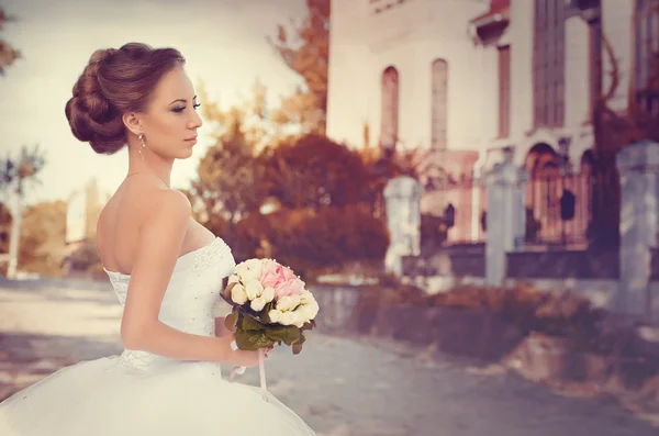 美丽的新娘与花束 — 图库照片