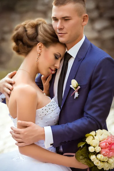 Beautiful bride and groom — Stock Photo, Image