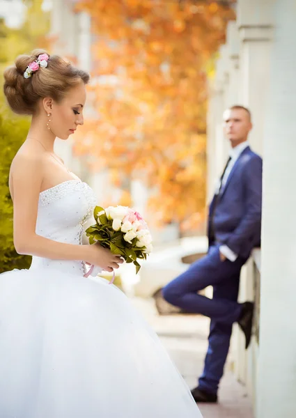 Красивая невеста и жених — стоковое фото