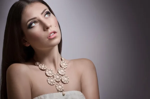 Mujer con maquillaje y collar moderno —  Fotos de Stock