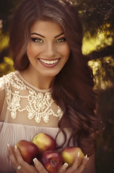 Hermosa mujer con manzanas — Foto de Stock