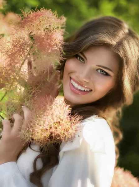 Ritratto della donna nel giardino primaverile — Foto Stock