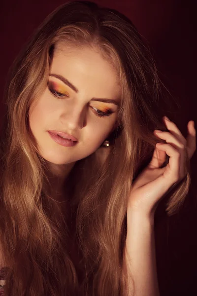 Mujer joven con maquillaje de moda — Foto de Stock