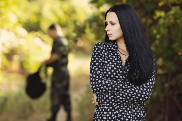 Mulher triste e soldado — Fotografia de Stock