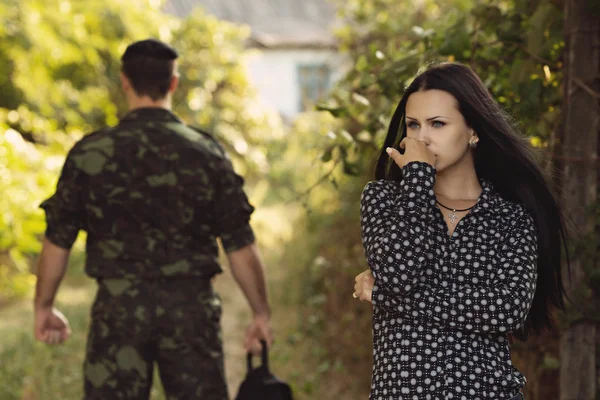 Mulher triste e soldado — Fotografia de Stock