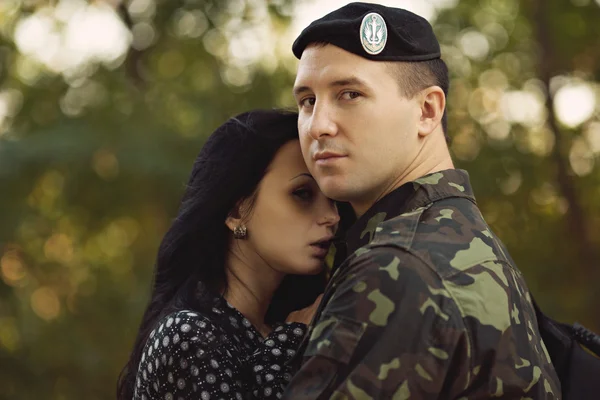Triste femme et soldat — Photo