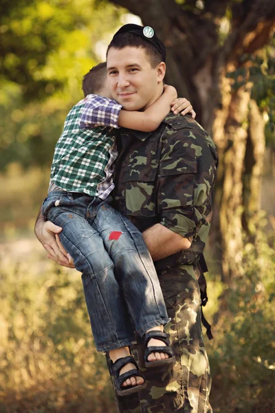 Хлопчик і солдат у військовій формі — стокове фото