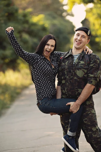 Žena a voják, baví — Stock fotografie