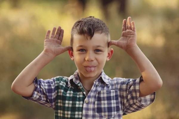 Boy makes a face — Stock Photo, Image