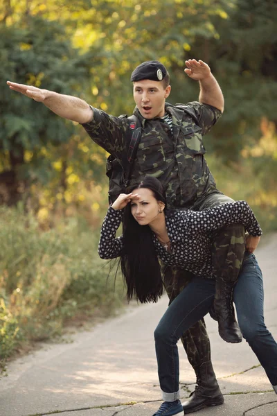 Kvinne og soldat morer seg – stockfoto