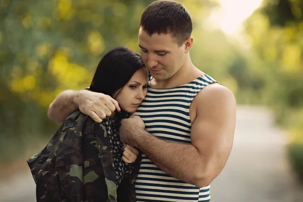 Mujer triste y soldado — Foto de Stock