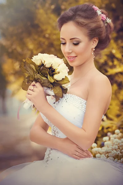 Belle mariée avec bouquet Image En Vente