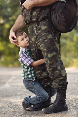Çocuk ve askeri üniformalı asker