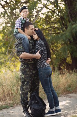 Eşi ve oğlu asker sarılma