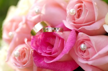 Alyans ve pembe güller