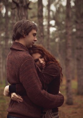 Park çimenlikte sarılma Çift