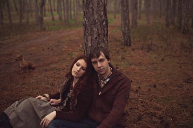 Park Çimenlikte oturan Çift