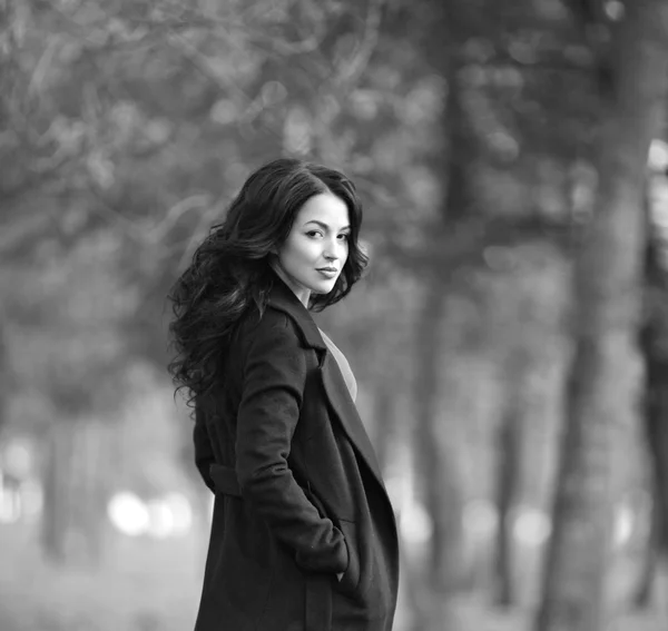 Menina bonita no jardim de outono — Fotografia de Stock