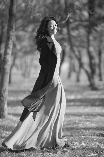 Hermosa chica en el jardín de otoño — Foto de Stock