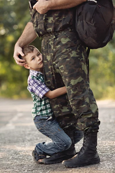 Menino e soldado em um uniforme militar — Fotografia de Stock