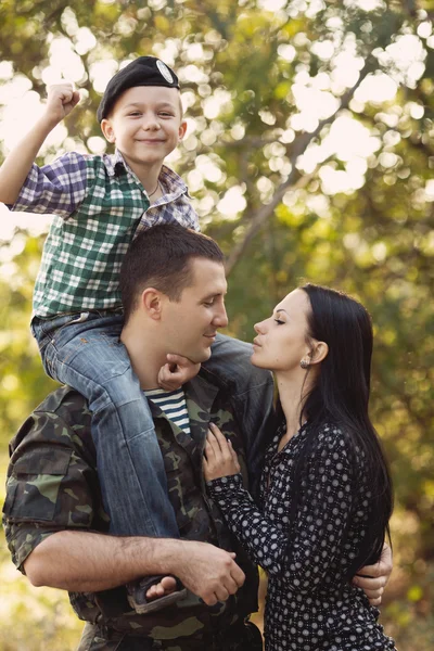 Esposa e filho abraçando soldado — Fotografia de Stock