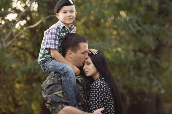 Istri dan anak memeluk tentara — Stok Foto