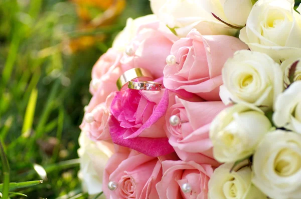 Wedding rings and bouquet — Stock Photo, Image