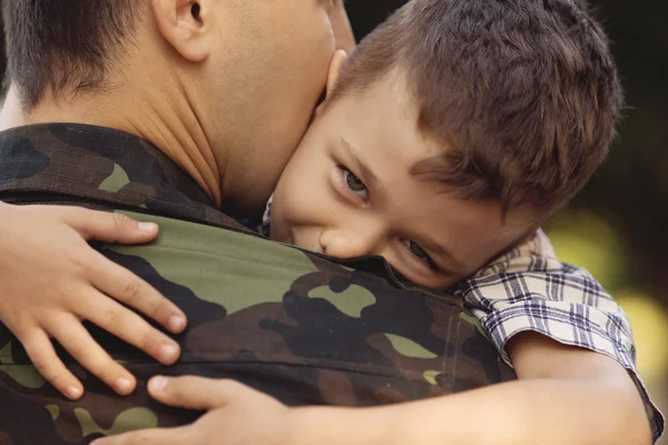 Junge und Soldat in Militäruniform — Stockfoto